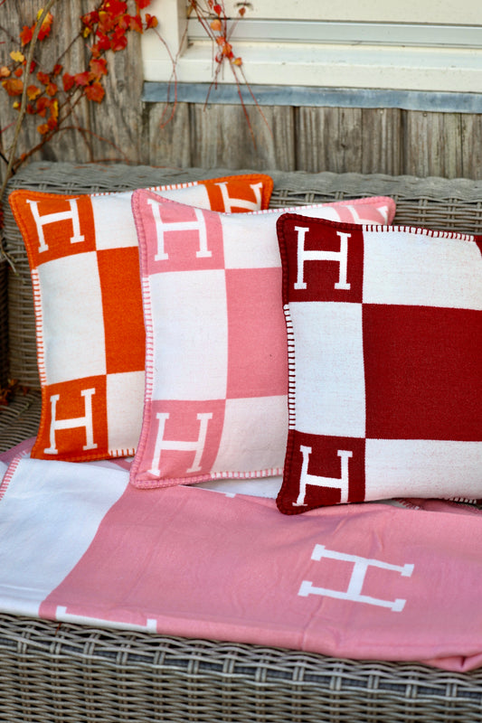 Horses and Lifestyle Pillow H Pink