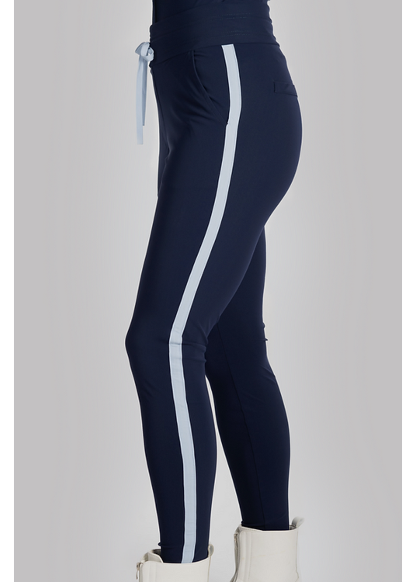 Aviar sportive travel pants in navy with baby blue