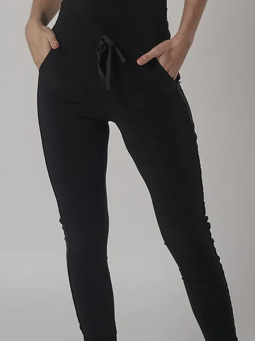Aviar Sportive travel pants in Black with Anthracite Accents