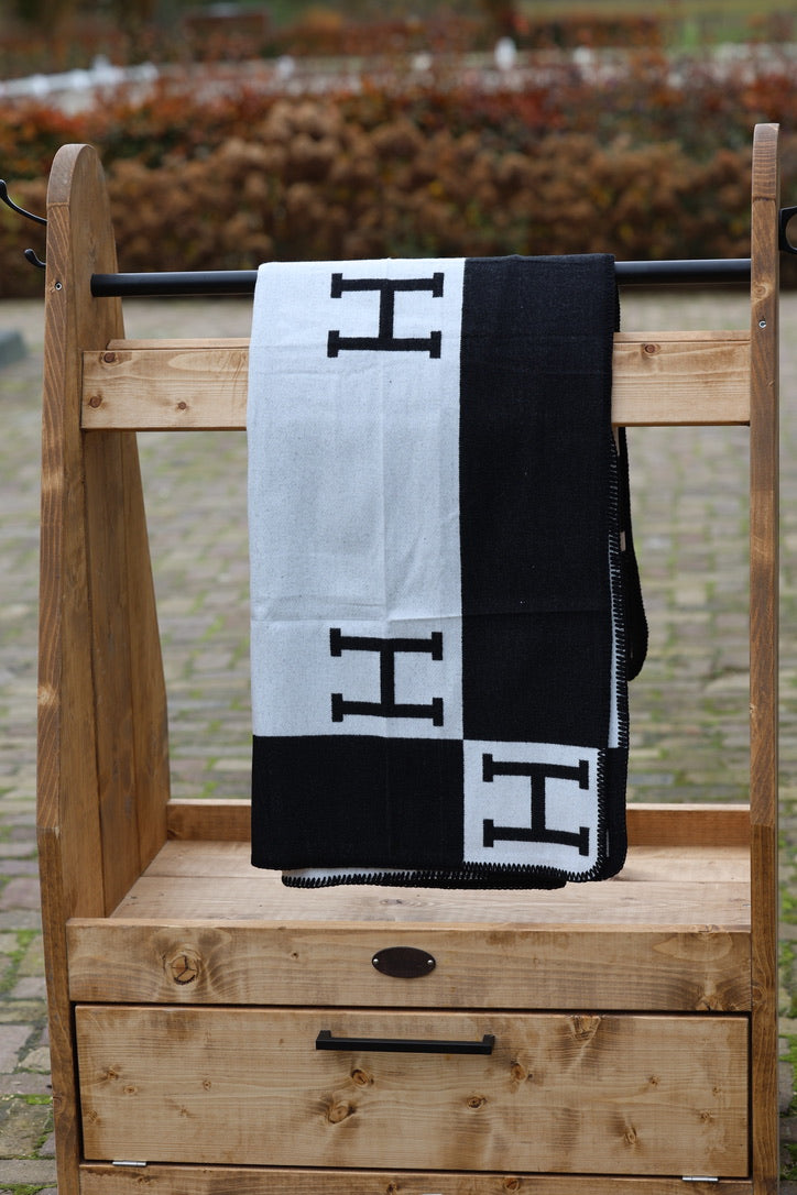 Horses and Lifestyle luxe H Plaid Black