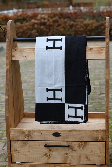 Horses and Lifestyle luxe H Plaid Black