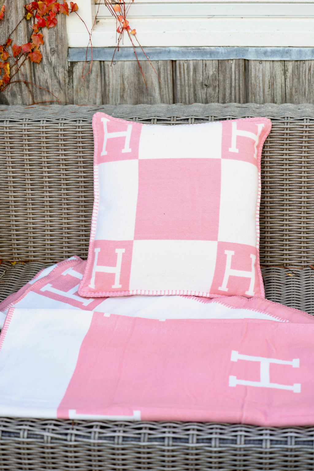 Horses and Lifestyle Pillow H Pink