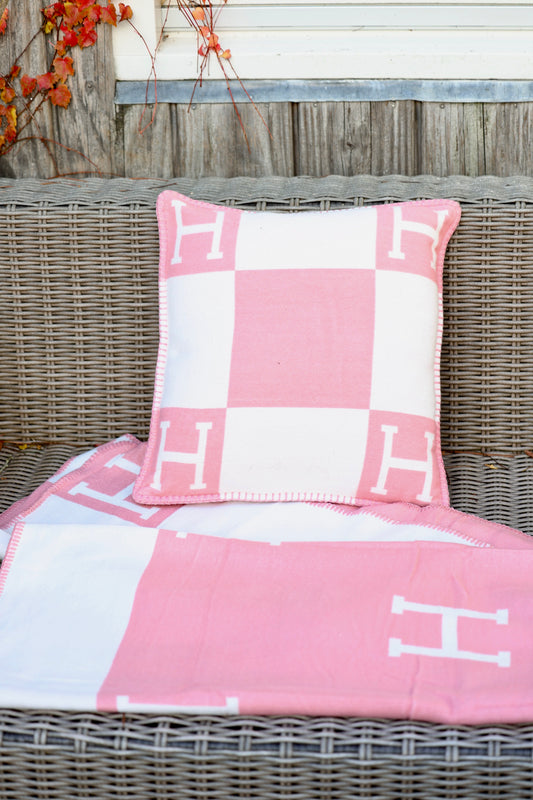 Horses and Lifestyle Pillow H Pink