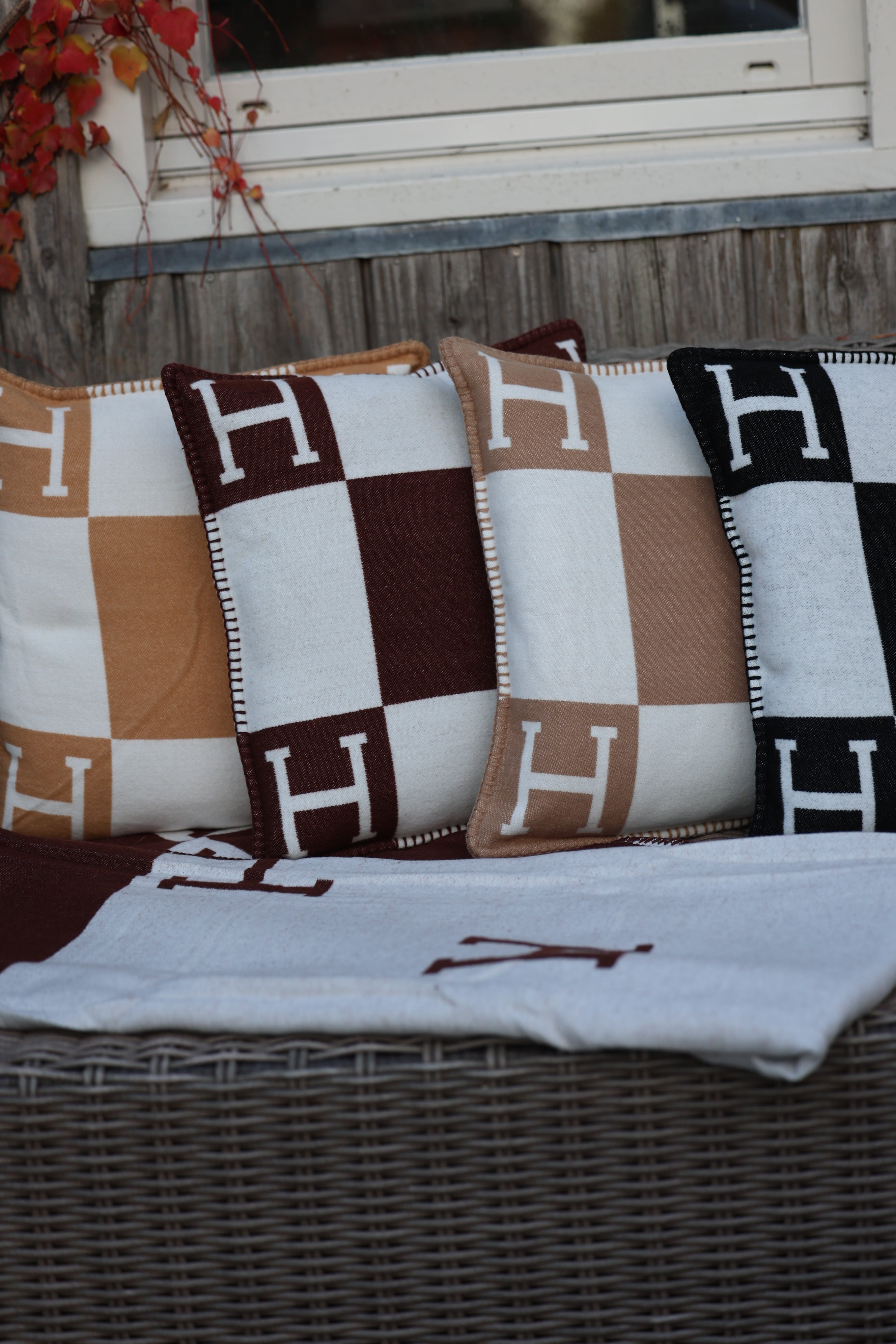 Horses and Lifestyle Pillow H Black