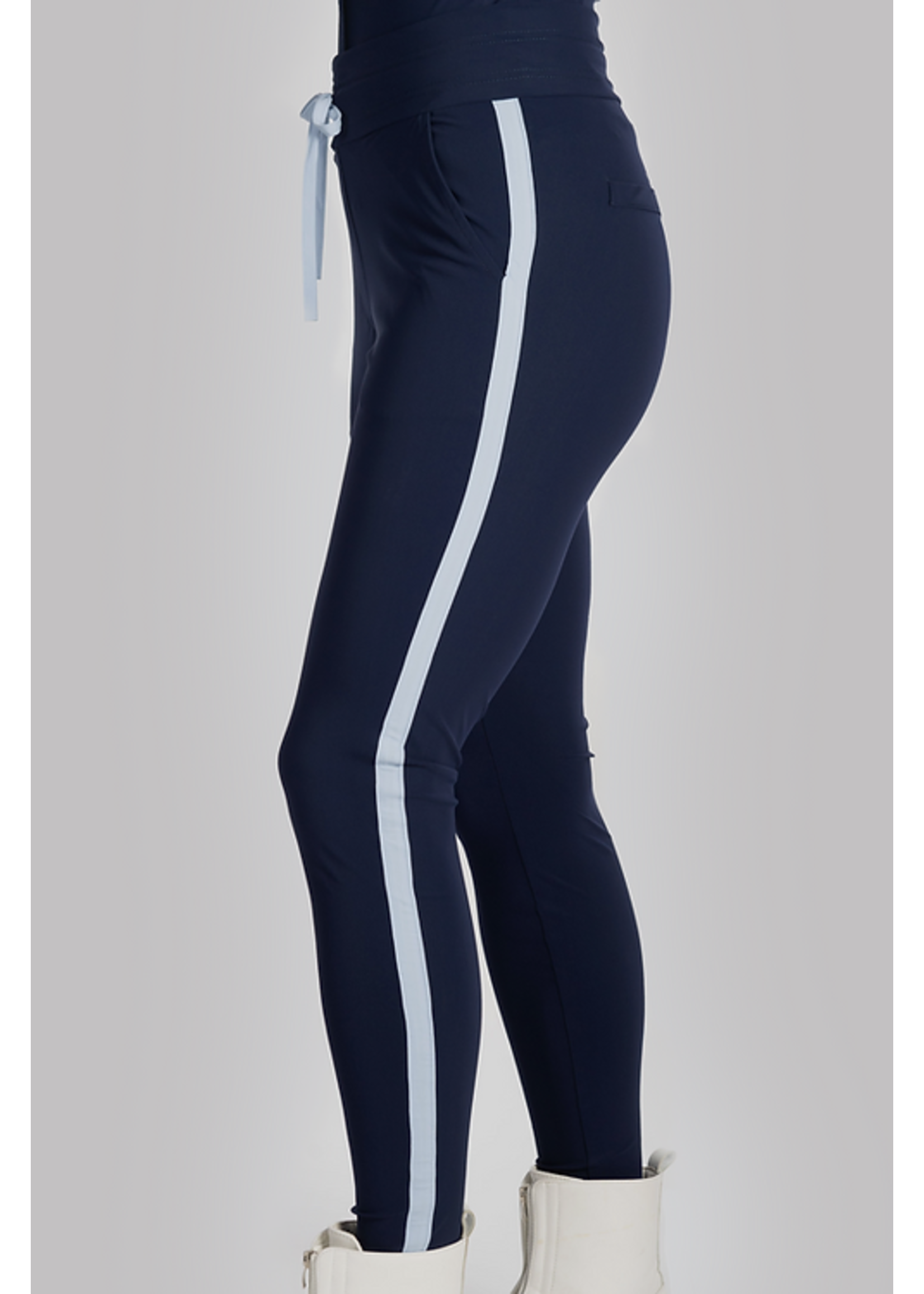 Aviar sportive travel pants in navy with baby blue