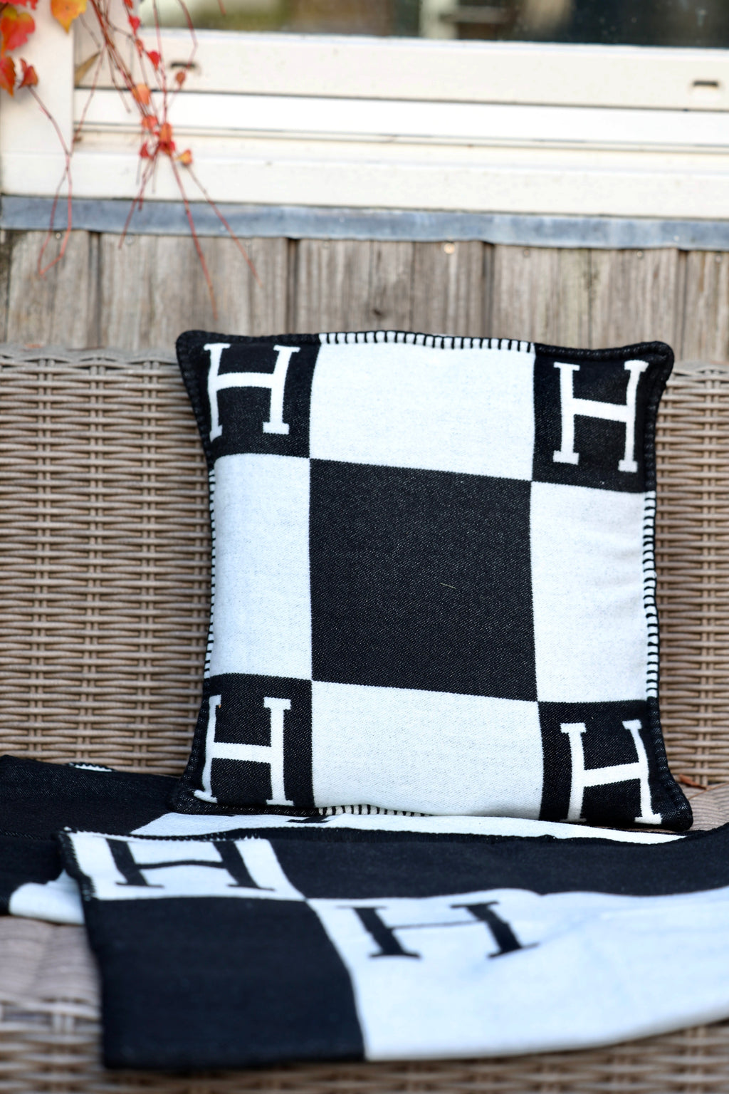 Horses and Lifestyle Pillow H Black